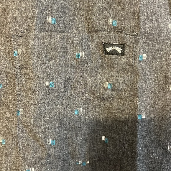 Quicksilver and Billabong long sleeve/shortsleeved button up. Size men’s large - Picture 3 of 9